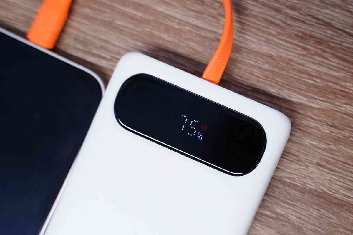 倍思充电宝深度评测：挂绳快充线一体设计，20W快充性能解析