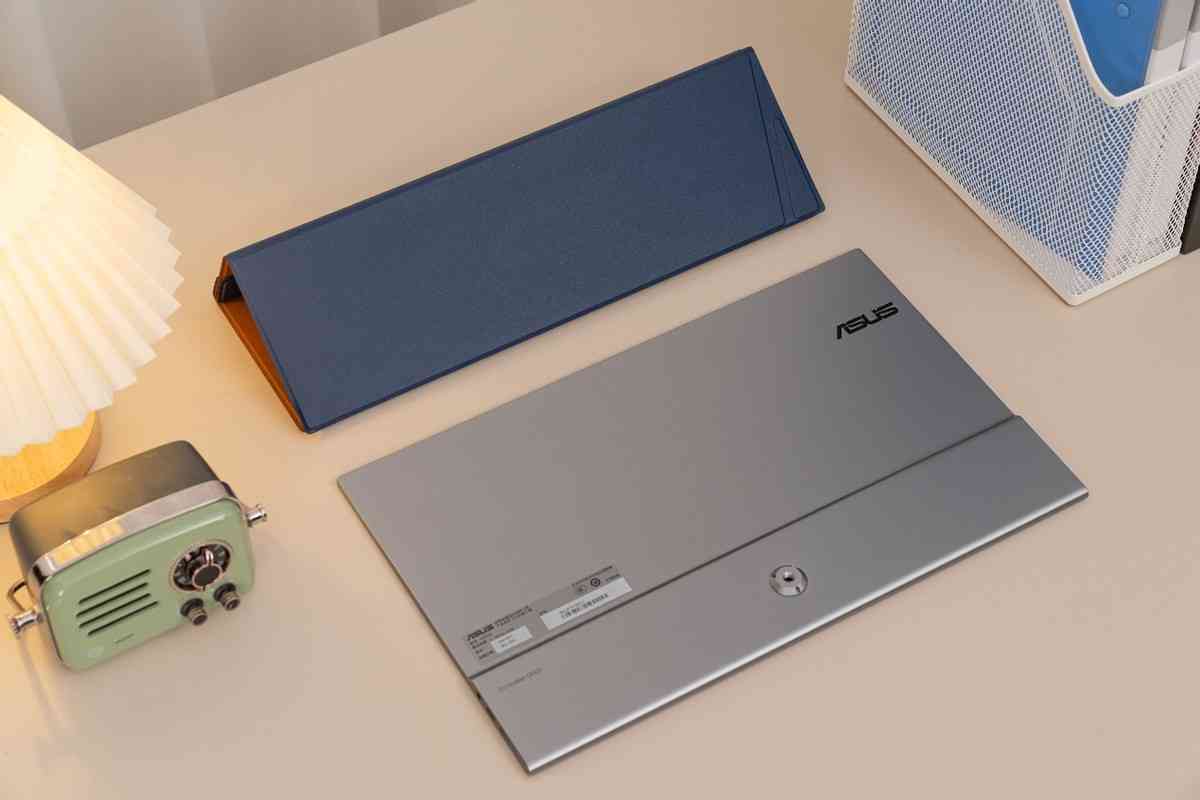 华硕显示器怎么样 色域高更轻薄 华硕ZenScreen OLED MQ16AH便携显示器测评